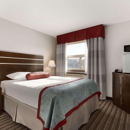 Super 8 By Wyndham Saskatoon Near Downtown Hotell Exteriör bild
