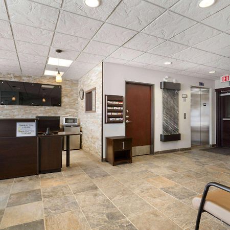 Super 8 By Wyndham Saskatoon Near Downtown Hotell Exteriör bild