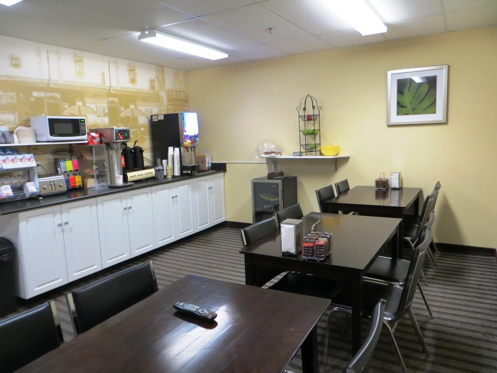 Super 8 By Wyndham Saskatoon Near Downtown Hotell Exteriör bild