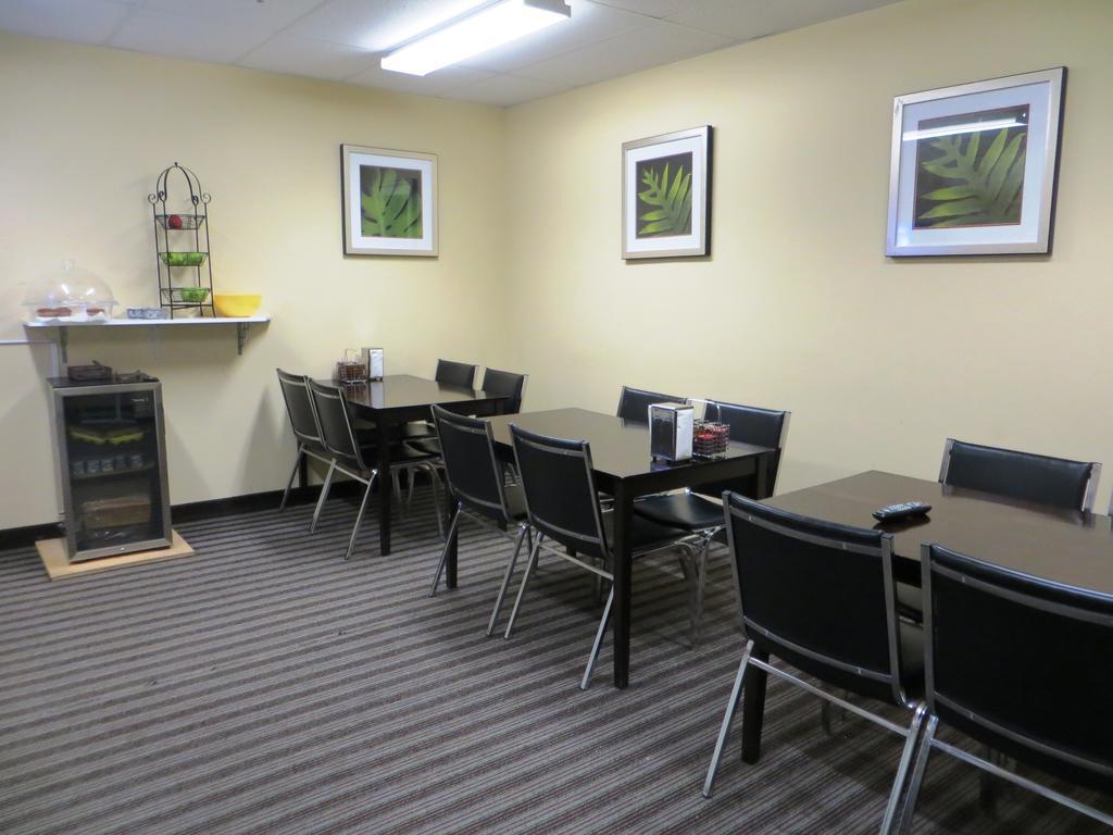 Super 8 By Wyndham Saskatoon Near Downtown Hotell Exteriör bild