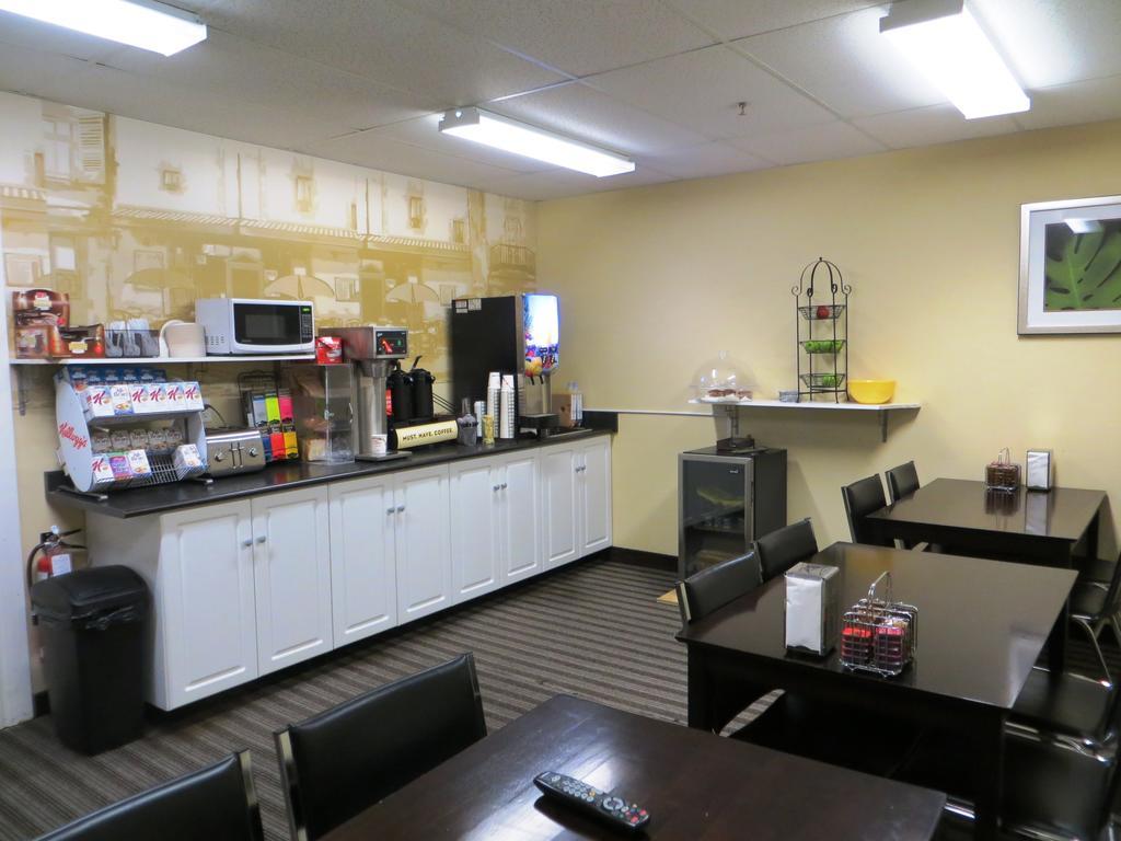 Super 8 By Wyndham Saskatoon Near Downtown Hotell Exteriör bild