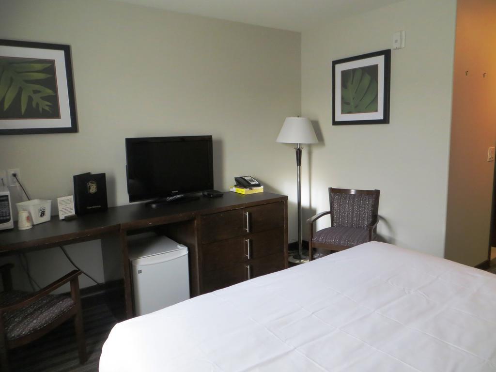 Super 8 By Wyndham Saskatoon Near Downtown Hotell Exteriör bild