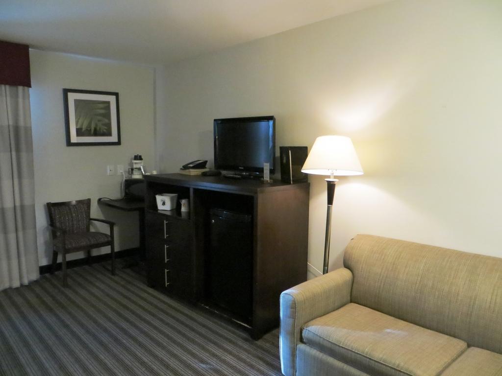 Super 8 By Wyndham Saskatoon Near Downtown Hotell Exteriör bild