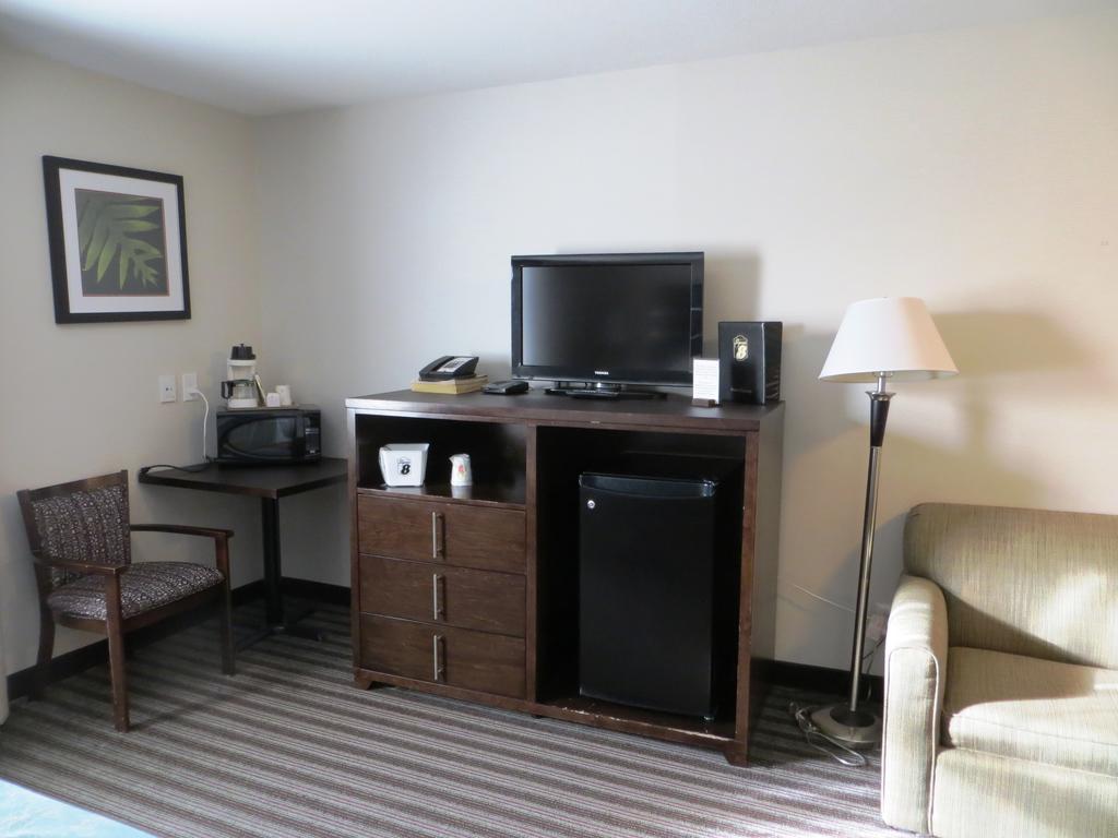Super 8 By Wyndham Saskatoon Near Downtown Hotell Exteriör bild