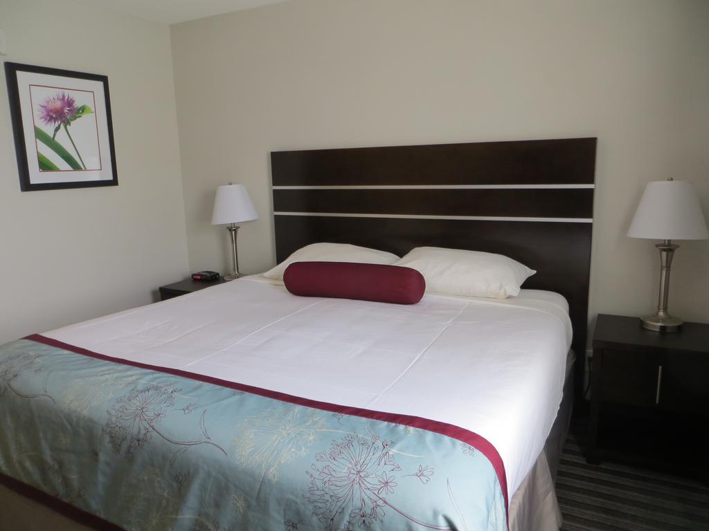 Super 8 By Wyndham Saskatoon Near Downtown Hotell Exteriör bild