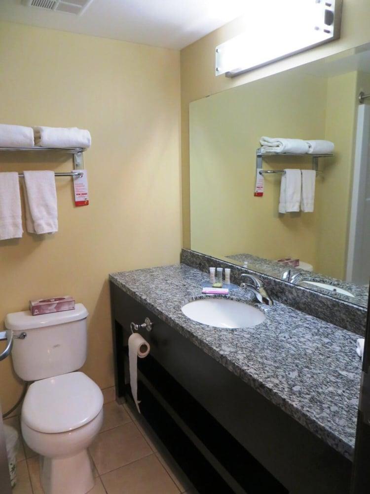 Super 8 By Wyndham Saskatoon Near Downtown Hotell Exteriör bild
