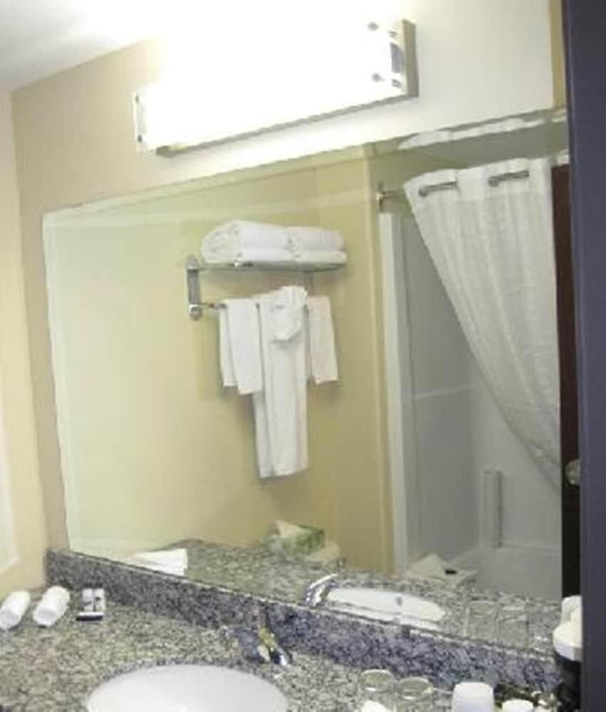 Super 8 By Wyndham Saskatoon Near Downtown Hotell Exteriör bild