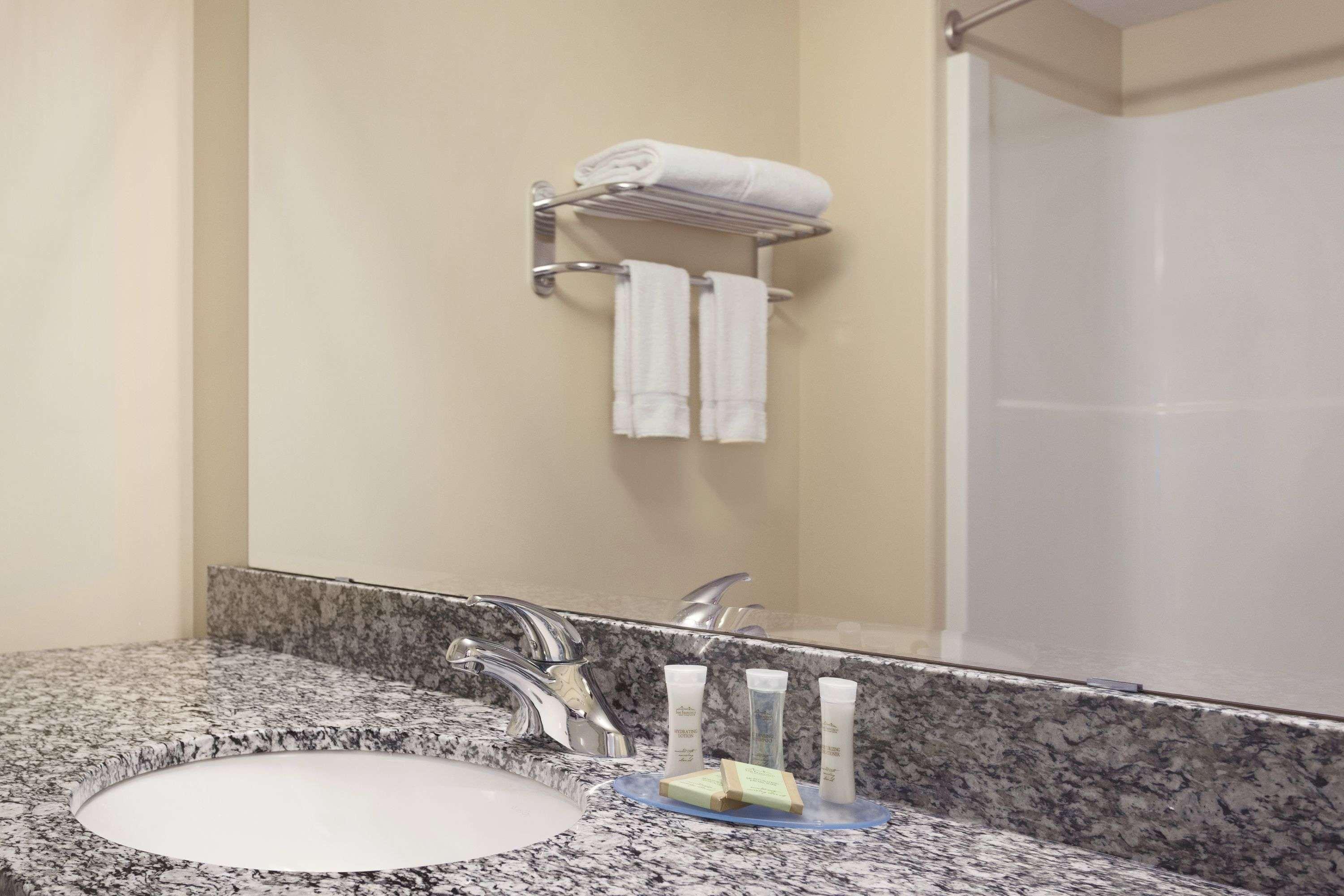 Super 8 By Wyndham Saskatoon Near Downtown Hotell Exteriör bild