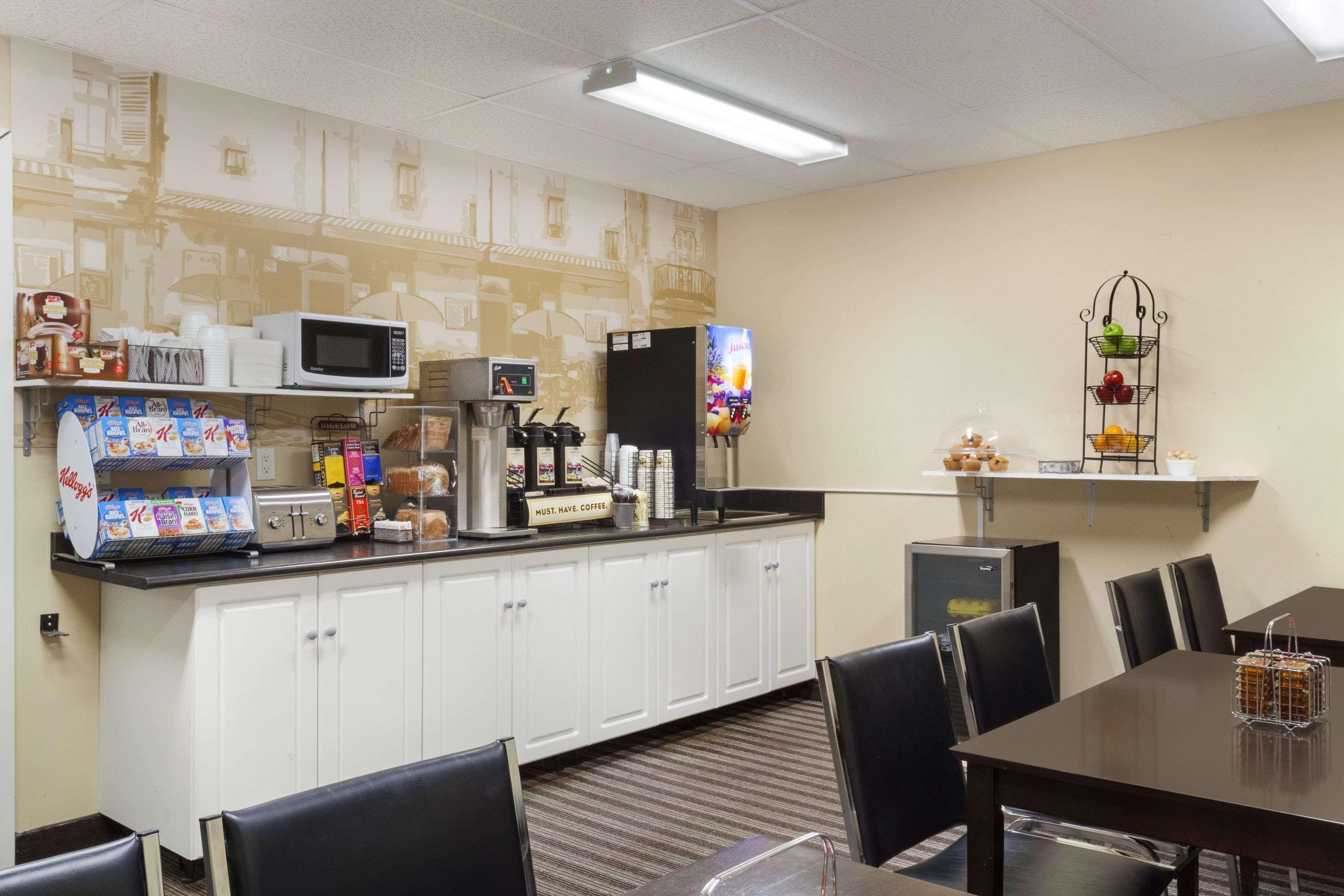 Super 8 By Wyndham Saskatoon Near Downtown Hotell Exteriör bild