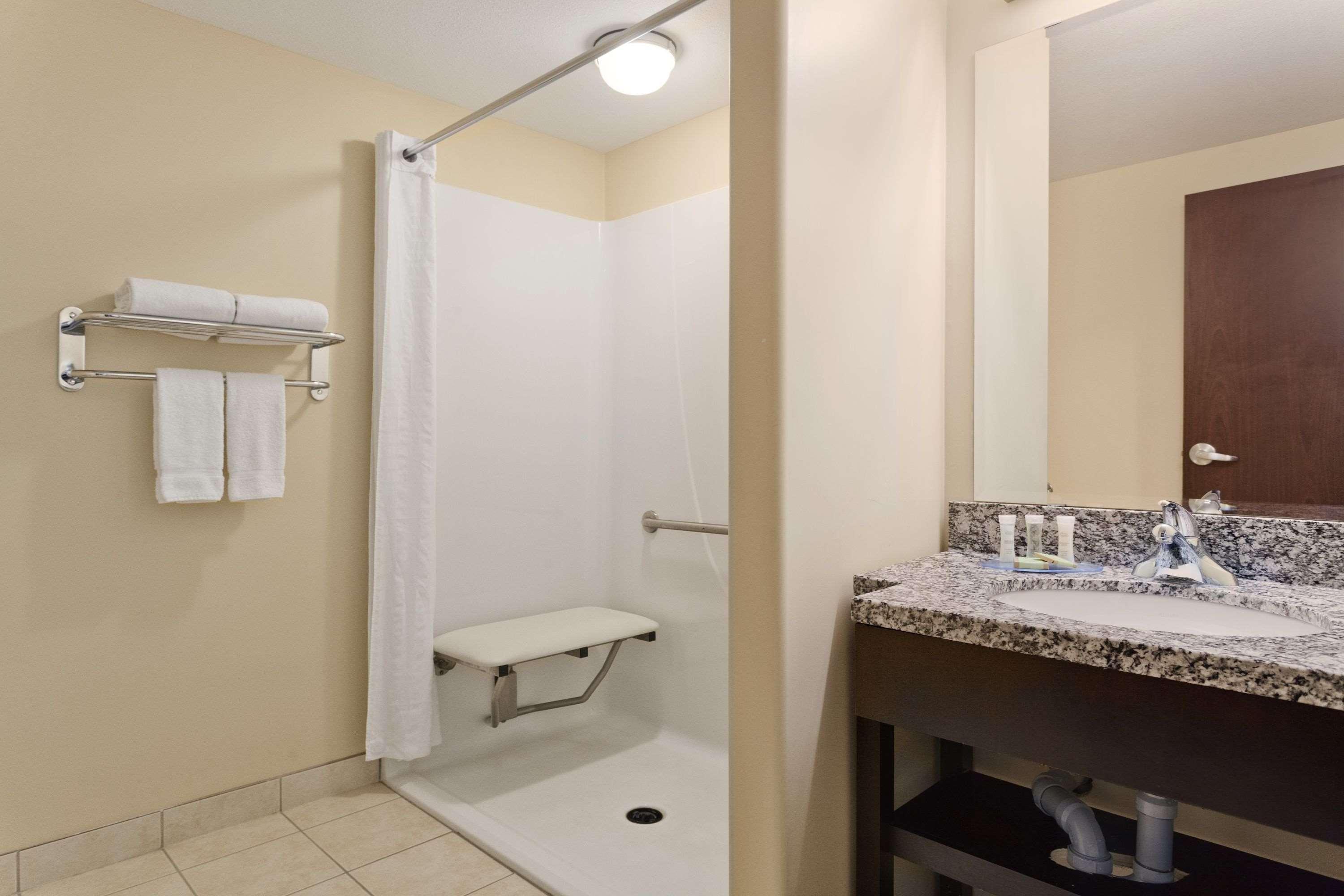 Super 8 By Wyndham Saskatoon Near Downtown Hotell Exteriör bild
