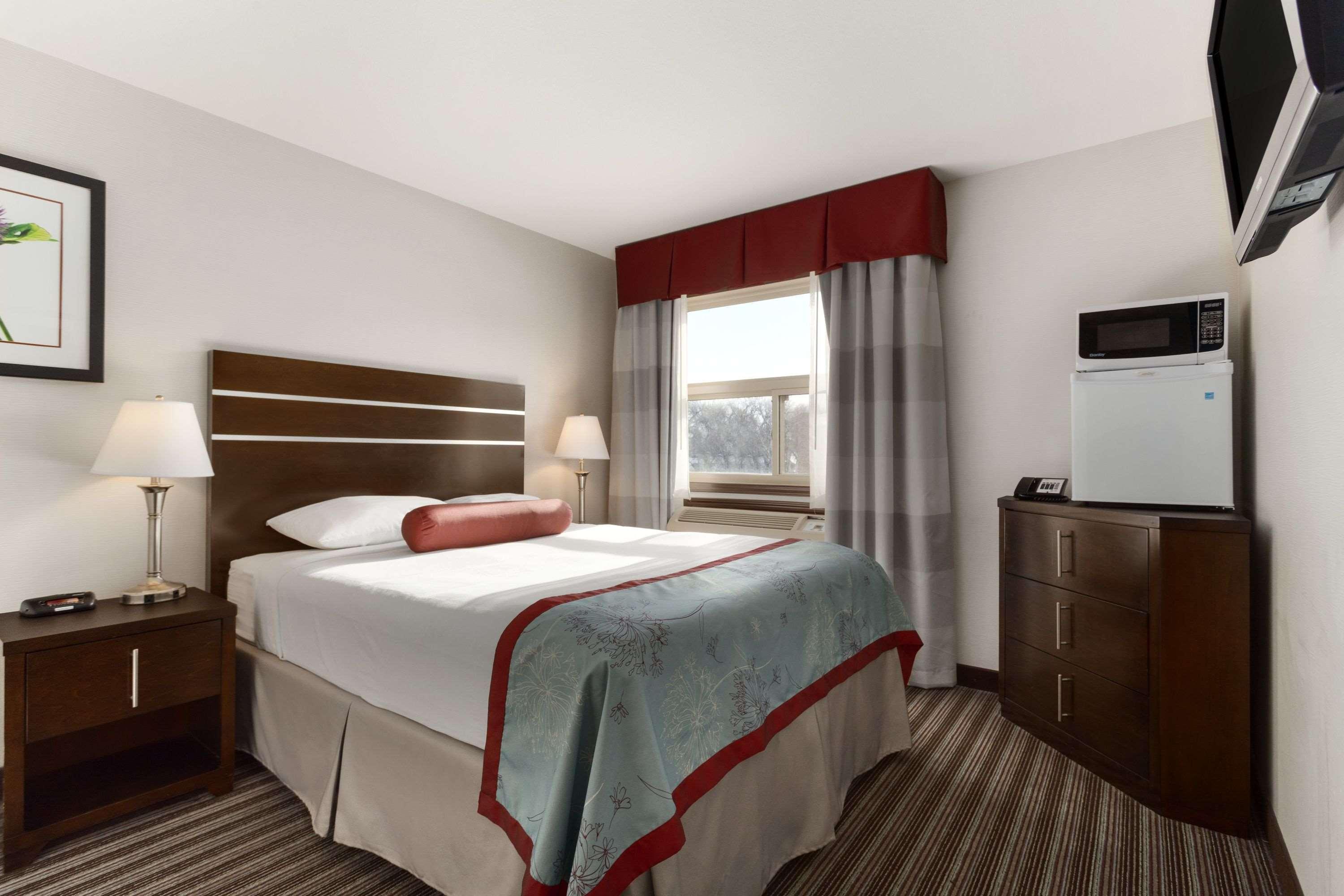 Super 8 By Wyndham Saskatoon Near Downtown Hotell Exteriör bild