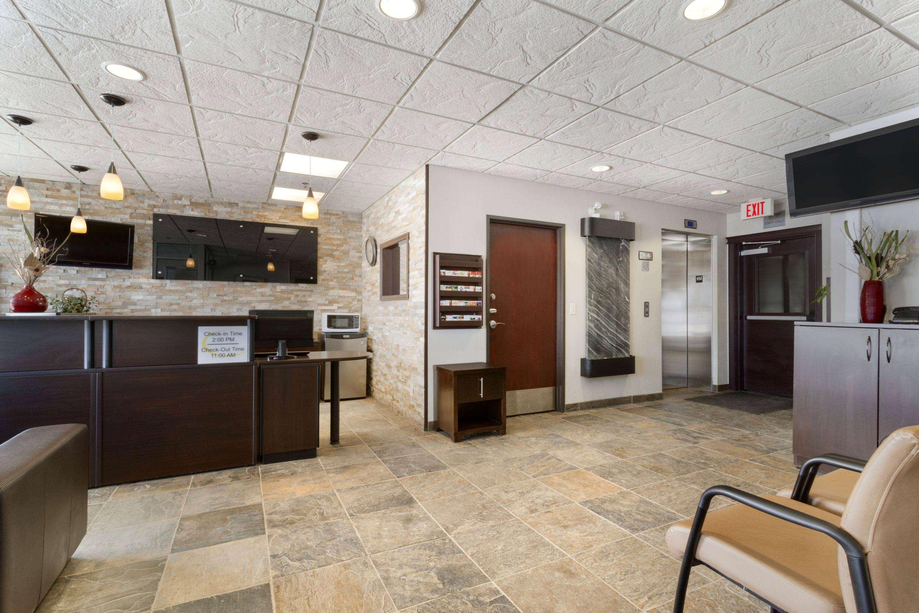 Super 8 By Wyndham Saskatoon Near Downtown Hotell Exteriör bild