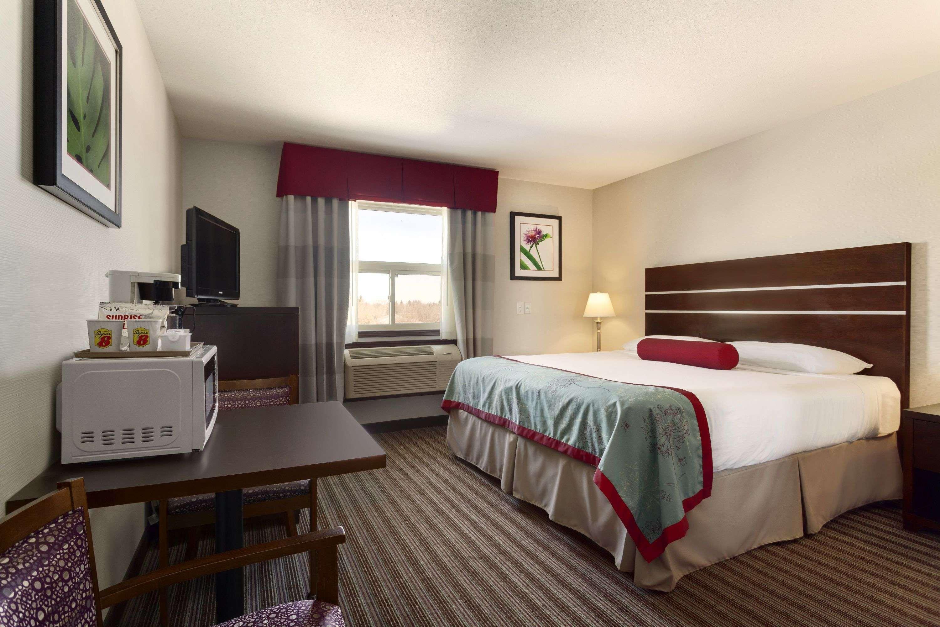 Super 8 By Wyndham Saskatoon Near Downtown Hotell Exteriör bild
