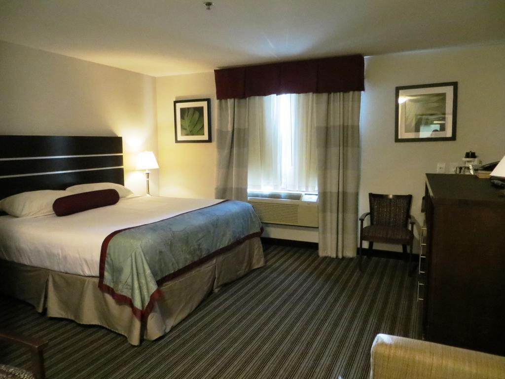 Super 8 By Wyndham Saskatoon Near Downtown Hotell Exteriör bild