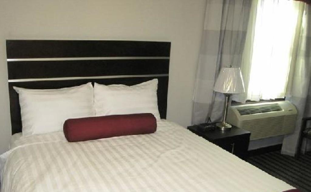 Super 8 By Wyndham Saskatoon Near Downtown Hotell Rum bild