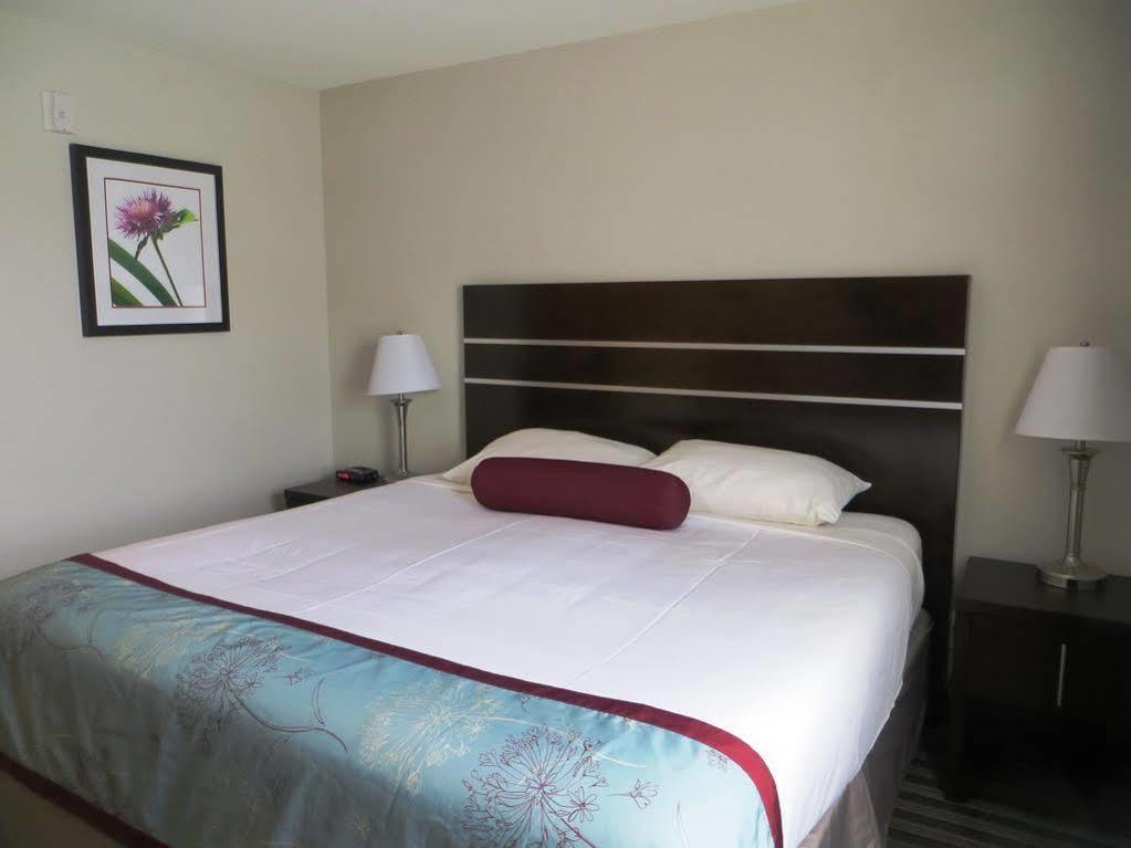 Super 8 By Wyndham Saskatoon Near Downtown Hotell Exteriör bild