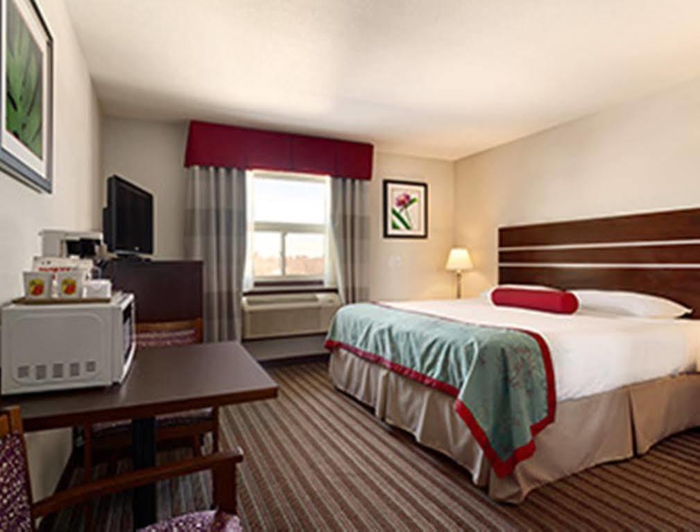 Super 8 By Wyndham Saskatoon Near Downtown Hotell Exteriör bild